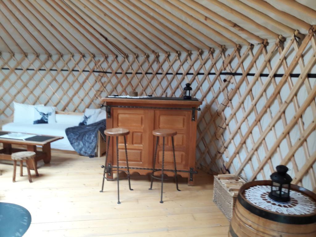 La Yourte Au Pays Des Rennes Érezée Buitenkant foto